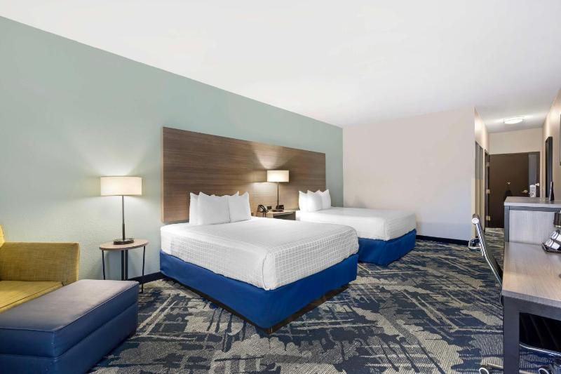 Queen Suite with Two Queen Beds and Bathtub - Disability Access/Non-Smoking image 3