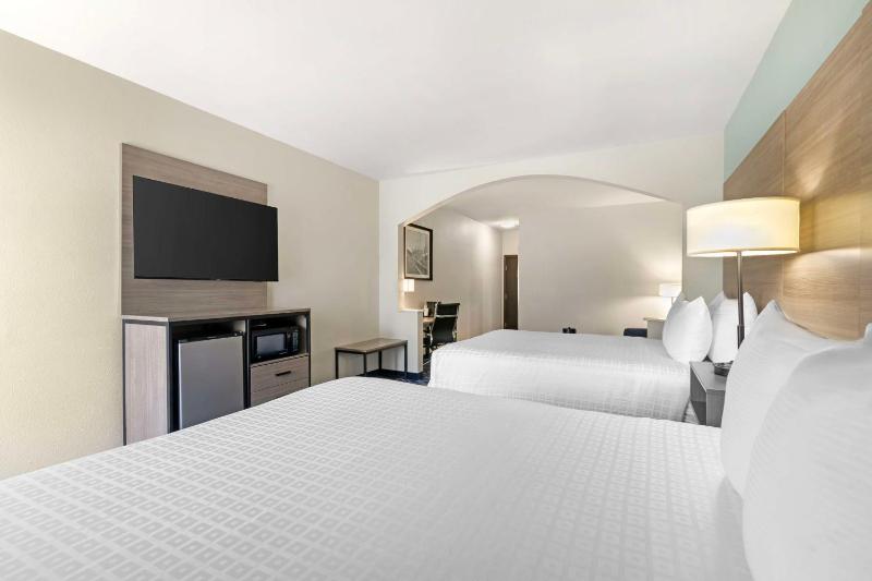 Queen Suite with Two Queen Beds and Sofa Bed - Non-Smoking image 4