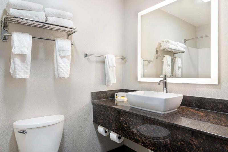Business Queen Suite with Two Queen Beds - Non-Smoking image 2
