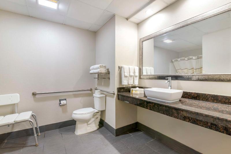 Queen Suite with Two Queen Beds and Bathtub - Disability Access/Non-Smoking image 2