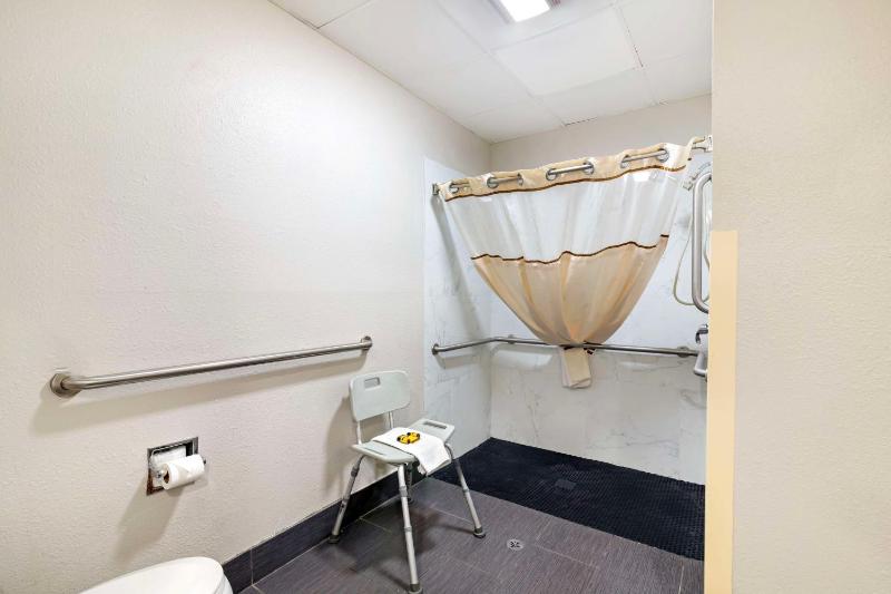 Queen Suite with Two Queen Beds and Roll-In Shower - Disability Access/Non-Smoking image 2