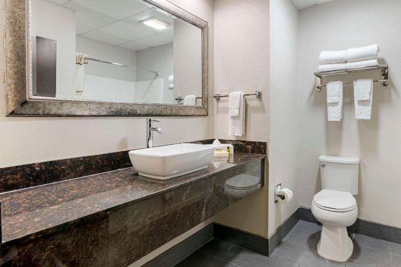 Queen Suite with Two Queen Beds and Sofa Bed - Non-Smoking image 2