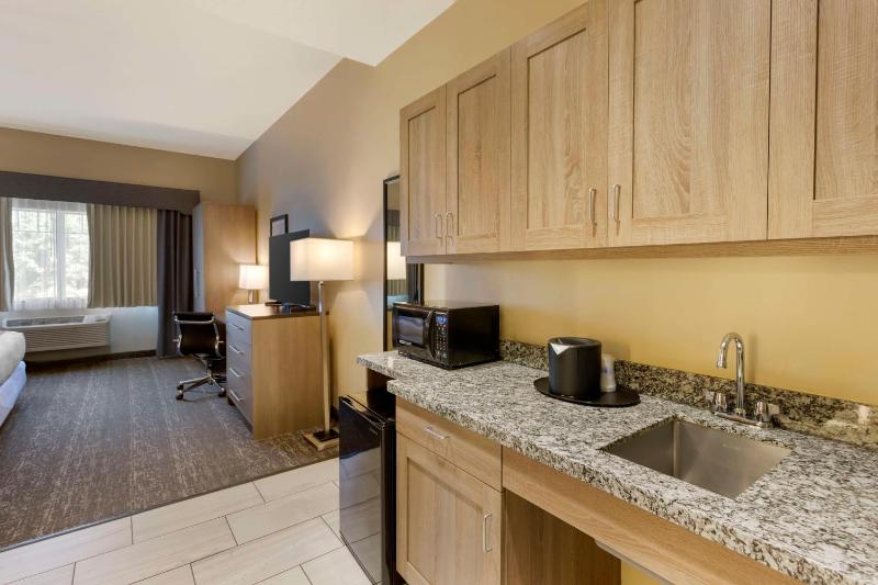 King Room with Roll-In Shower - Disability Access image 3