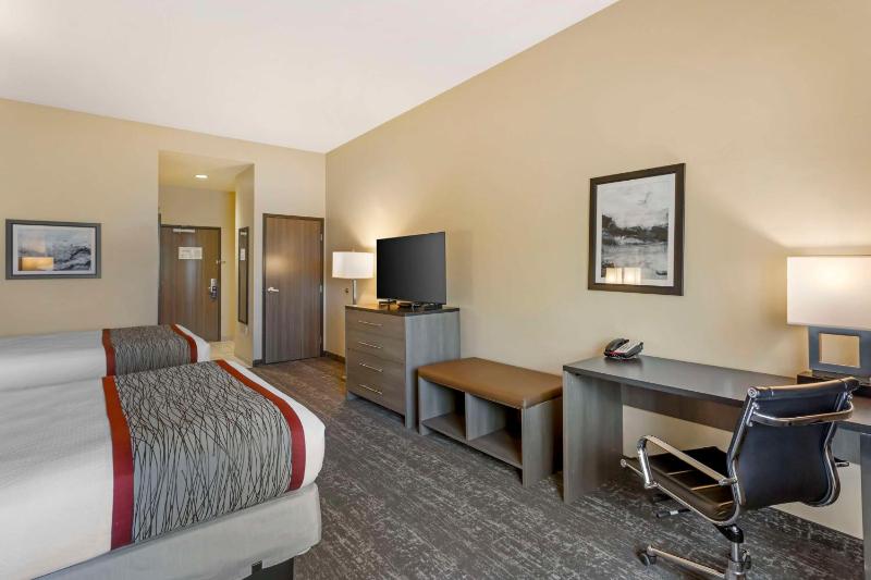 Queen Room with Two Queen Beds - Non-Smoking image 3