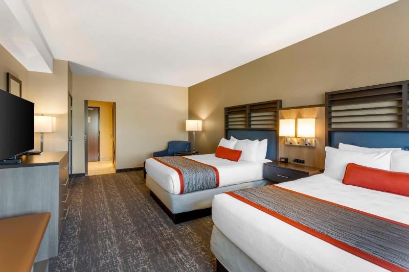 One-Bedroom Queen Suite with Two Queen Beds and Sofa Bed - Balcony/Non-Smoking image 3