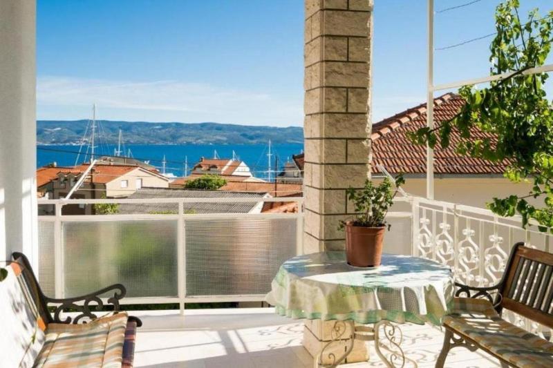 One-Bedroom Apartment with Terrace and Sea View image 4