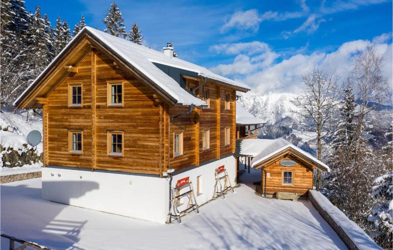 Nine-Bedroom Holiday Home image 1