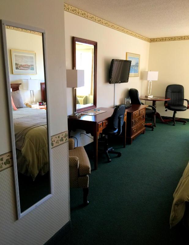 Queen Room with Two Queen Beds - Third Floor image 4