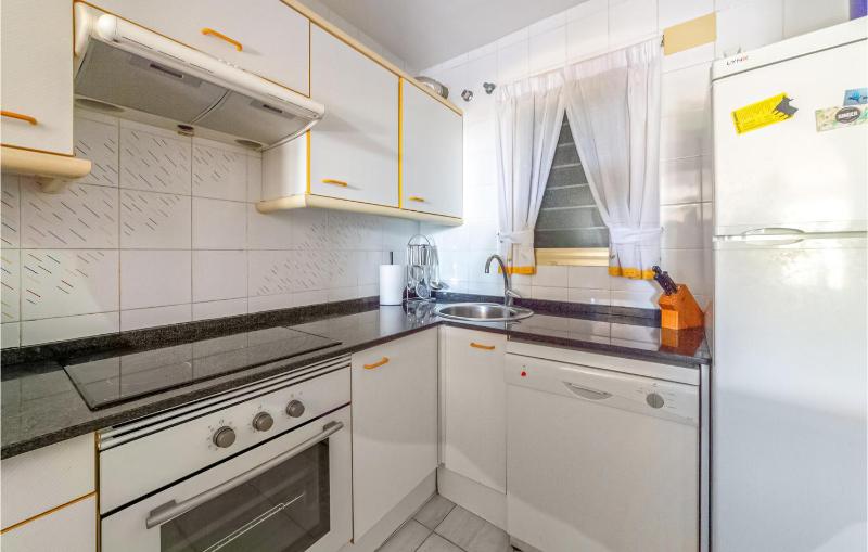 2 Bedroom Gorgeous Apartment In Miami Platja - image 3