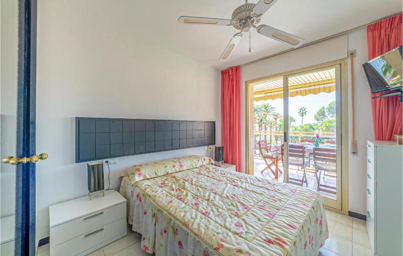 2 Bedroom Gorgeous Apartment In Miami Platja - image 19