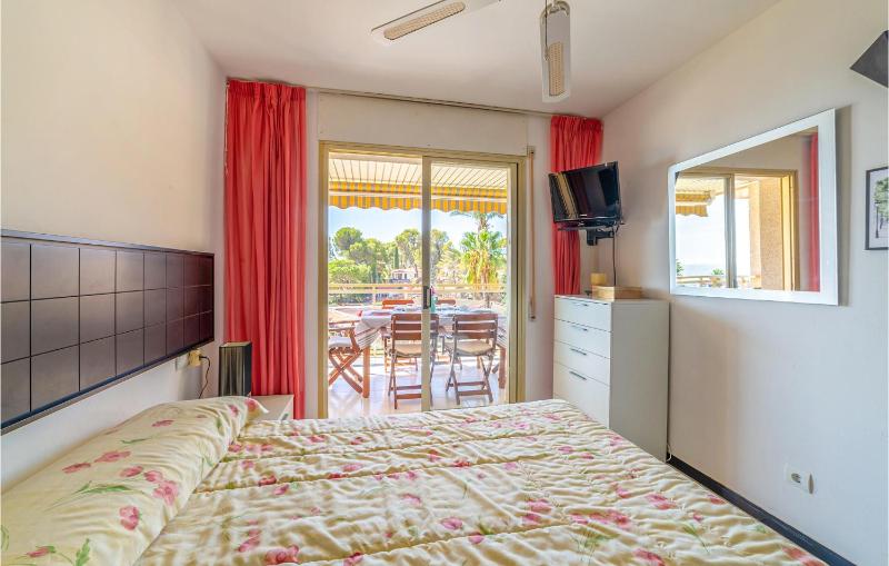 2 Bedroom Gorgeous Apartment In Miami Platja - image 9