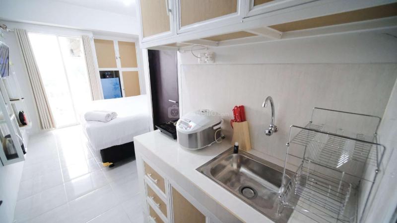 New Studio Apartment with Strategic Location at Suncity Residence By Travelio - image 5