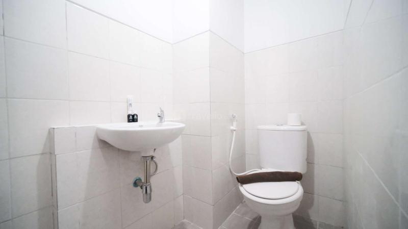 New Studio Apartment with Strategic Location at Suncity Residence By Travelio - image 12