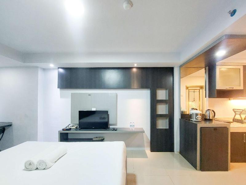 Homey and Warm Studio Apartment at Mansyur Residence By Travelio - image 3