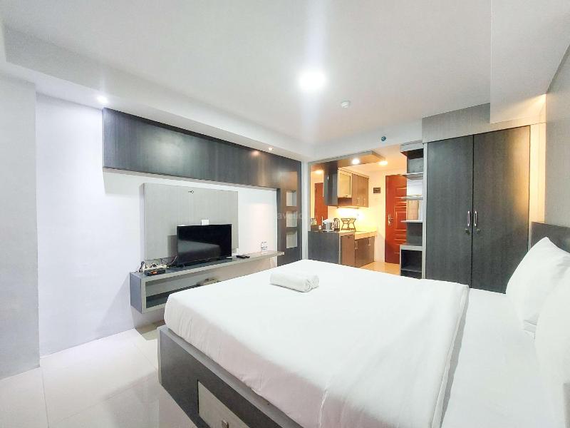 Homey and Warm Studio Apartment at Mansyur Residence By Travelio - image 5