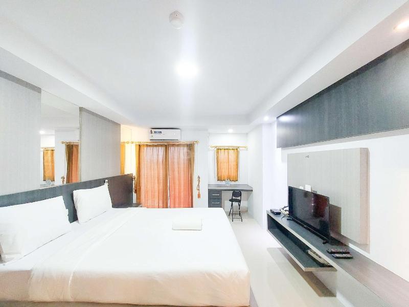 Homey and Warm Studio Apartment at Mansyur Residence By Travelio - image 2