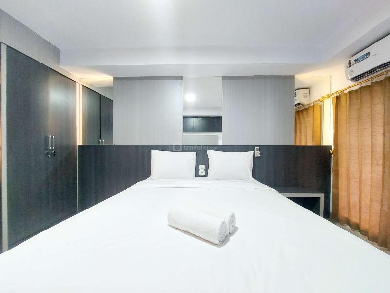 Homey and Warm Studio Apartment at Mansyur Residence By Travelio - image 11