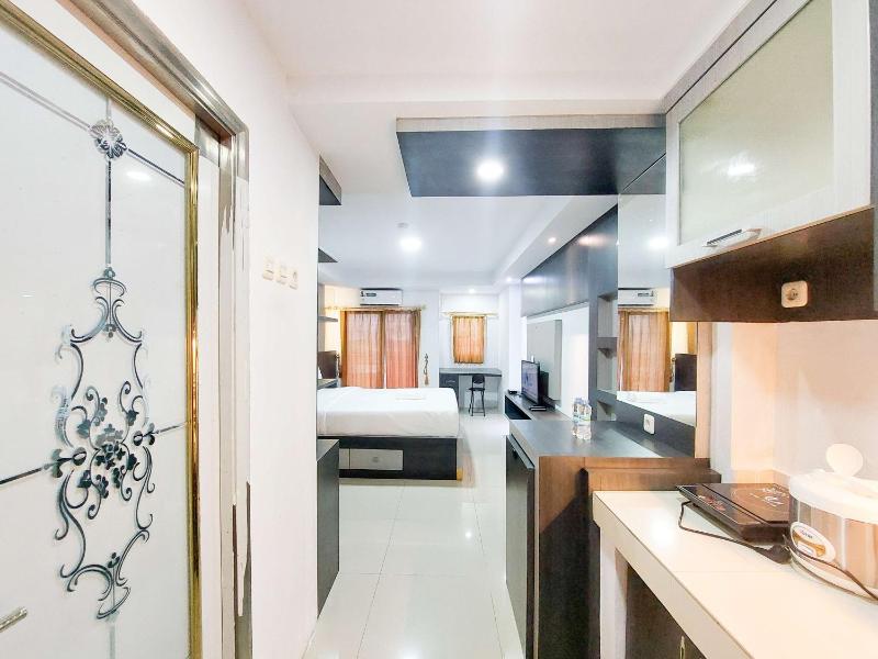 Homey and Warm Studio Apartment at Mansyur Residence By Travelio - image 4