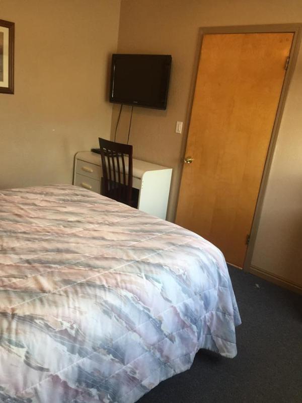 Standard Queen Room image 3