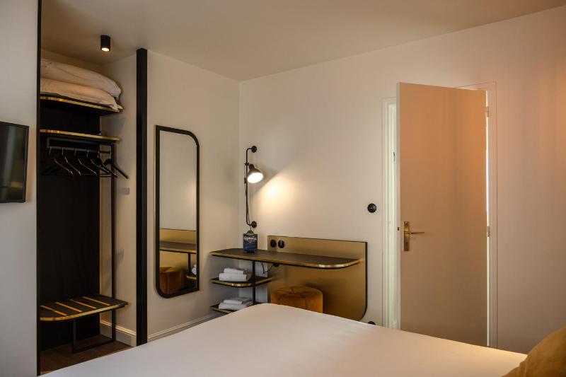 Classic Double Room City Side image 3