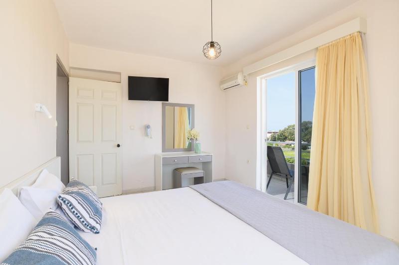 Eugenia Studios & Apartments - image 6