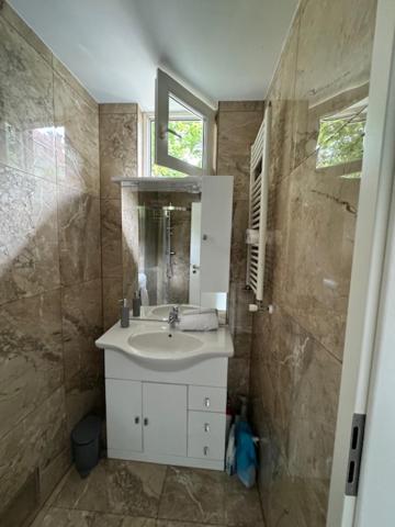 Cozy flat near Tivoli park with free parking - image 5