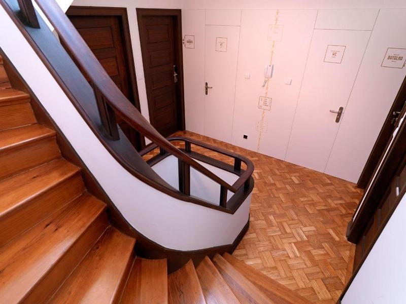 Single Room with Shared Bathroom image 4