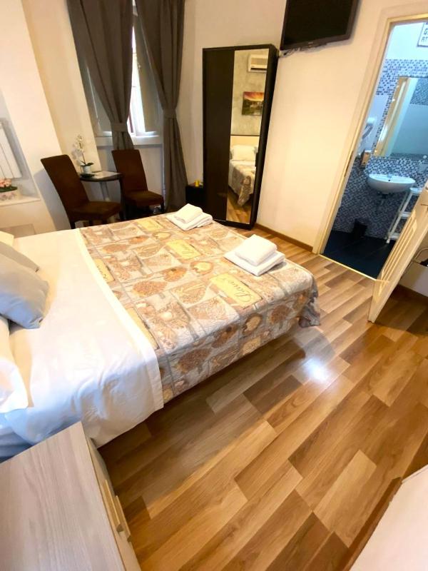 Standard Double Room image 3