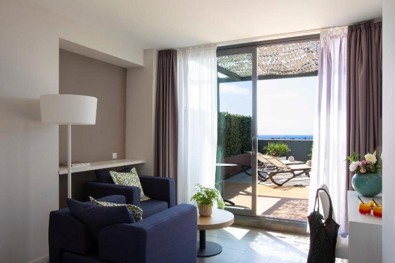 Deluxe Suite with Sea View image 3