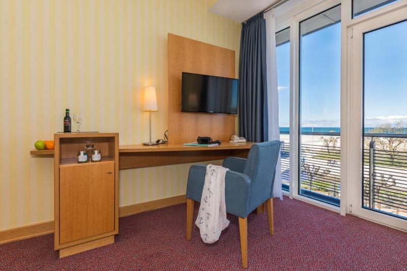 Double Room with Sea View image 4