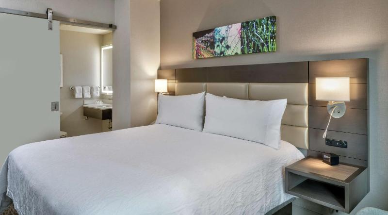 King Bed with City View image 3