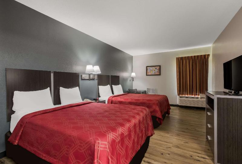 Queen Room with Two Queen Beds - Non-Smoking image 1
