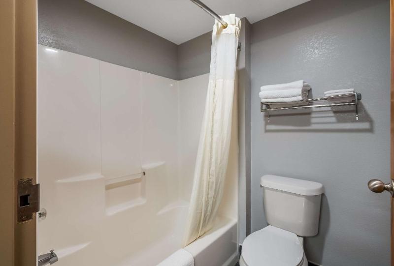 Queen Room with Two Queen Beds - Non-Smoking image 2