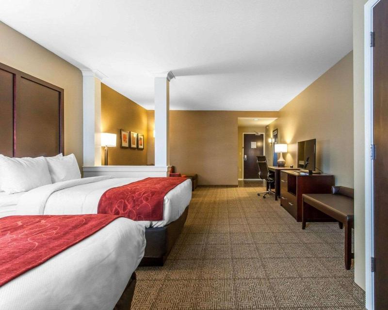 Queen Suite with Two Queen Beds with Sofabed- Non-Smoking image 3