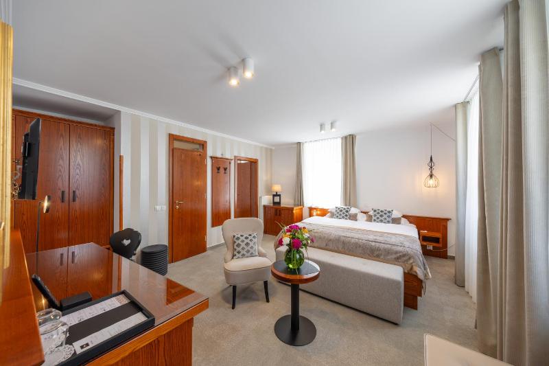 Deluxe Triple Room image 1