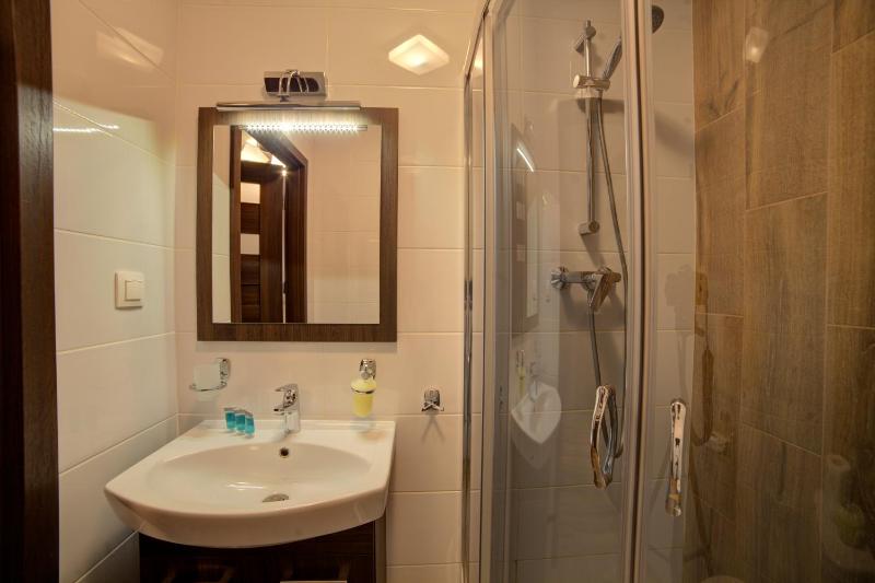 Triple Room with Private Bathroom image 3