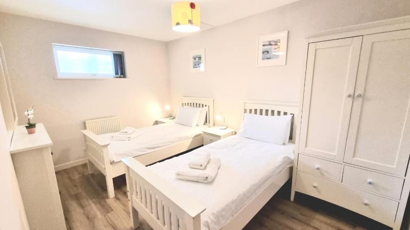 Beach House Two Bedroom Apartment with Rear View (Dog Friendly) image 3