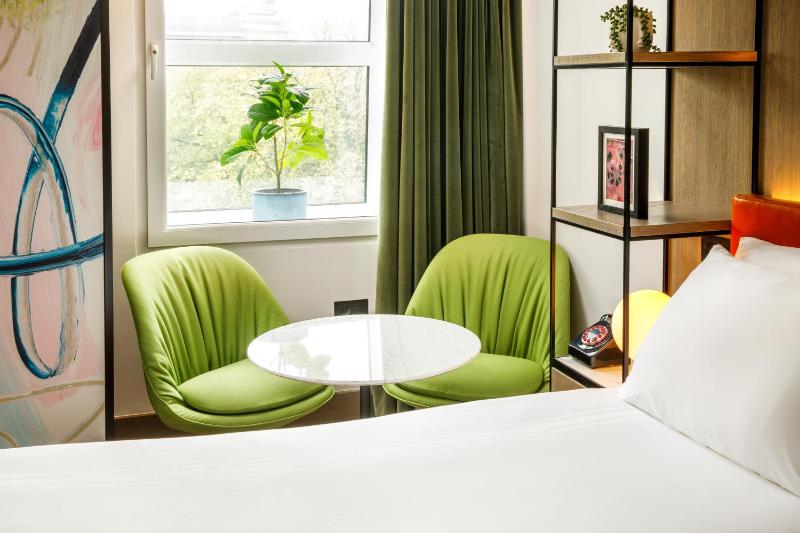 Standard Twin Room image 4