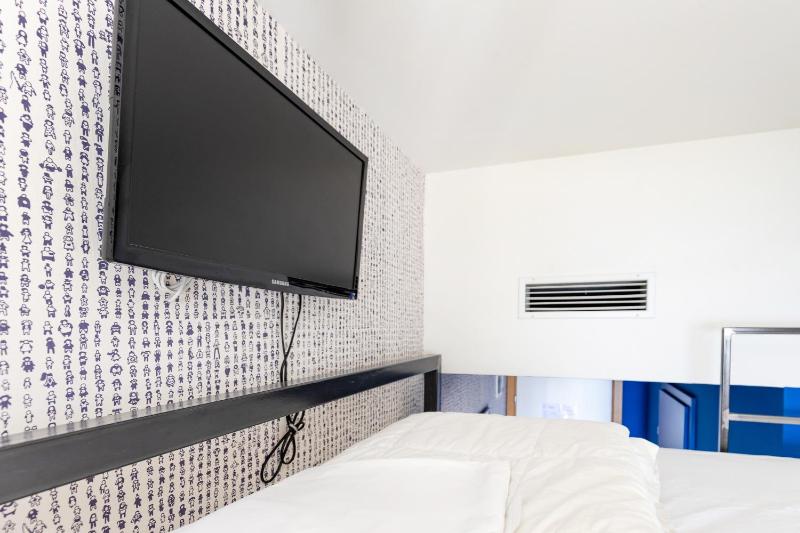 Room with King Size Bunk Bed and Sea View image 4