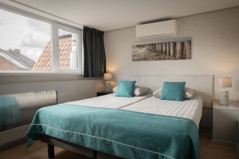 Small Twin Room image 1
