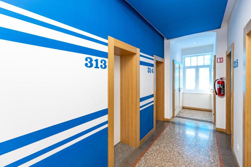 Room with King Size Bunk Bed and Sea View image 3