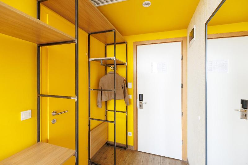 Twin Room with Bunk Beds and Sea View  image 2