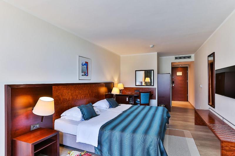 Single Room with Balcony and Side Sea View image 4
