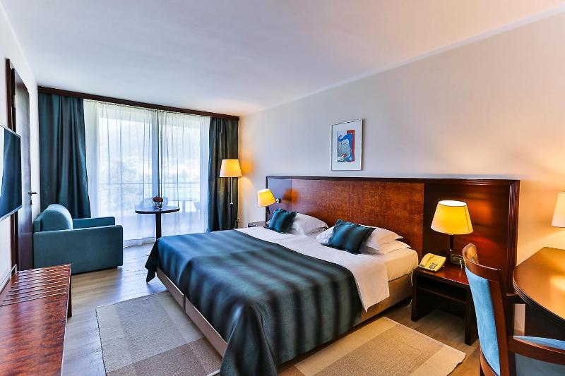 Single Room with Balcony and Side Sea View image 3