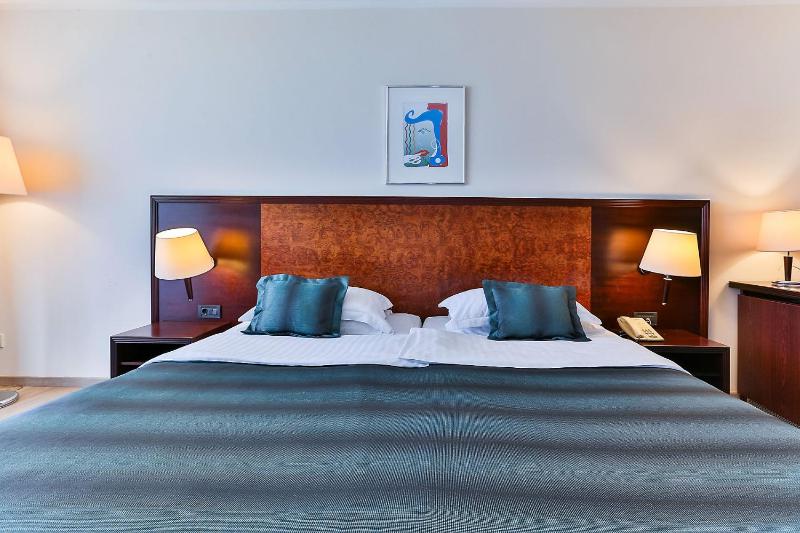 Double or Twin Room with Balcony and  Partial Sea View image 4