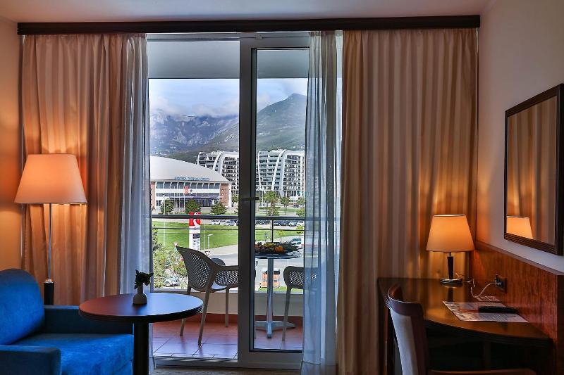 Double or Twin Room with Balcony image 4