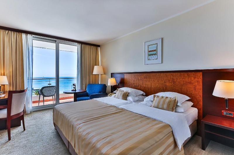 Double or Twin Room with Balcony and  Sea View image 3