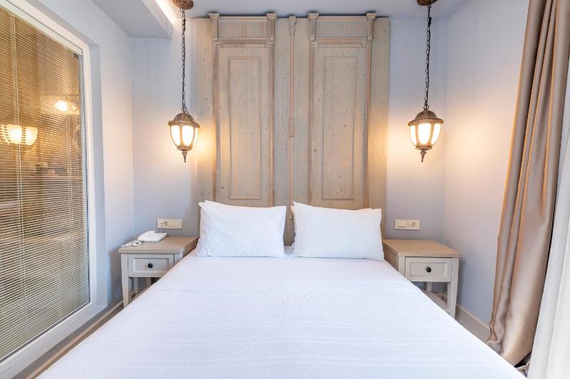 Double Room with Garden View image 4