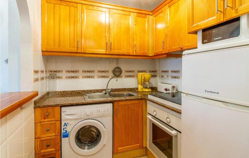 Stunning Apartment In Torrevieja With Wifi - image 10