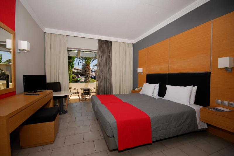 Double or Twin Room with Garden View image 3